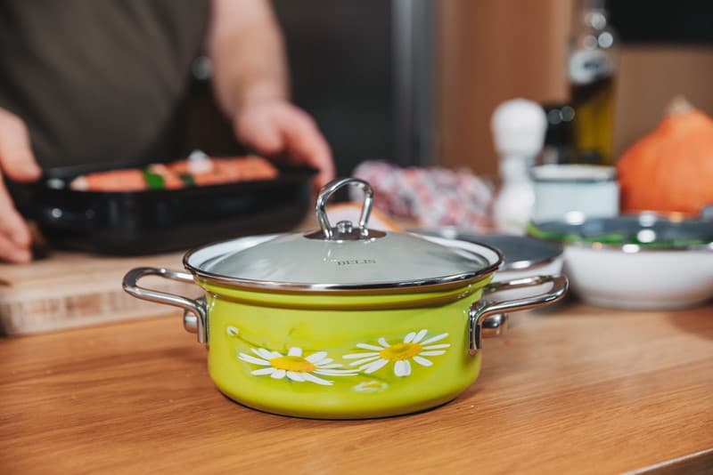 BELIS Smaltovaný hrnec s poklicí ø 20 cm - 3.6 l - DAISY - 41520-082DAHN5 - náhled 3